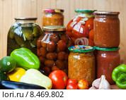 Банки с консервированными овощами, домашние заготовки. Стоковое фото, фотограф Галина Лукьяненко / Фотобанк Лори