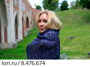 Женщина в парке кутается в платок. Стоковое фото, фотограф Яна Королёва / Фотобанк Лори