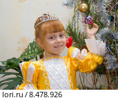 Счастливый ребенок в костюме принцессы на фоне Новогодней ёлки. Стоковое фото, фотограф Олег Хархан / Фотобанк Лори