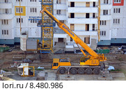 Самоходный подъемный кран повышенной проходимости Liebherr LTM 1100-5.2 компании "Вертикаль" на строительстве нового многоэтажного панельного жилого дома (2015 год). Редакционное фото, фотограф Александр Замараев / Фотобанк Лори