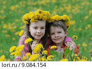 Brother and sister with dandelion garlan. Стоковое фото, фотограф Roberts Ratuts / PantherMedia / Фотобанк Лори