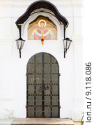 Вход в церковь (2015 год). Редакционное фото, фотограф Владимир Мельников / Фотобанк Лори