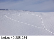 Heart shaped trails in a snow slope. Стоковое фото, фотограф Francois ENOT / PantherMedia / Фотобанк Лори