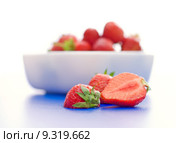 Half strawberry pieces in front of a full plate. Стоковое фото, фотограф Ilka Erika Szasz-Fabian / PantherMedia / Фотобанк Лори