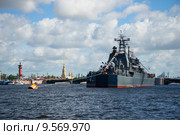 БДК "Минск" в акватории Невы у Дворцового моста. День ВМФ в Санкт-Петербурге (2015 год). Стоковое фото, фотограф Виктор Карасев / Фотобанк Лори