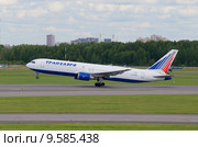 Взлетающий Boeing 767-300ER (EI-RUZ) компании Трансаэро. Аэропорт Пулково (2015 год). Редакционное фото, фотограф Виктор Карасев / Фотобанк Лори