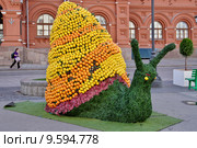 Москва, фестиваль варенья "Московское лето". "Фруктовый вернисаж" на площади Революции. Большая улитка из овощей и фруктов (2015 год). Редакционное фото, фотограф Илюхина Наталья / Фотобанк Лори
