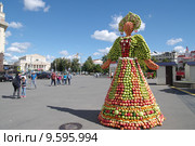 Москва, фестиваль варенья "Московское лето". "Фруктовый вернисаж" на площади Революции. Русская красавица (2015 год). Редакционное фото, фотограф Илюхина Наталья / Фотобанк Лори