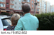 Пожилая пара фотографируются с помощью селфи палки. Стоковое видео, видеограф Кекяляйнен Андрей / Фотобанк Лори