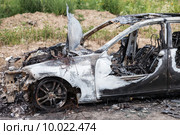 Дорожное происшествие, авария или намеренный поджог - сгоревший в пожаре легковой автомобиль. Стоковое фото, фотограф Илья Андриянов / Фотобанк Лори