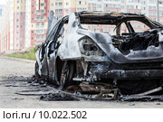 Дорожное происшествие, авария или намеренный поджог - сгоревший в пожаре легковой автомобиль. Стоковое фото, фотограф Илья Андриянов / Фотобанк Лори