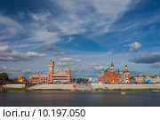 Патриаршая площадь. Здания бизнесцентра "12 апостолов" и Кукольный театр.Йошкар-Ола. республика Марий Эл (2015 год). Редакционное фото, фотограф Литвяк Игорь / Фотобанк Лори