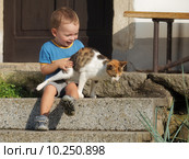 Little boy with cat. Стоковое фото, фотограф Zdenek Fiamoli / PantherMedia / Фотобанк Лори