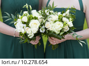 bridesmaids hold flowers . Стоковое фото, фотограф Lee Avison / PantherMedia / Фотобанк Лори