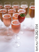 pink champagne and strawberry. Стоковое фото, фотограф Lee Avison / PantherMedia / Фотобанк Лори
