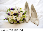 wedding shoes and flowers. Стоковое фото, фотограф Lee Avison / PantherMedia / Фотобанк Лори