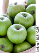 green granny smith apples in a wooden trug. Стоковое фото, фотограф Lee Avison / PantherMedia / Фотобанк Лори