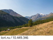 Высокие алтайские горы с постройками алтайских скотоводов. Стоковое фото, фотограф Дмитрий Кривопалов / Фотобанк Лори