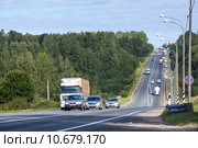Автомобили на автотрассе Москва-Санкт-Петербург, Е-95 в районе населенного пункта Яжелбицы, Новгородская область (2015 год). Редакционное фото, фотограф Кекяляйнен Андрей / Фотобанк Лори