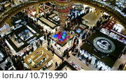 Галерея Лафайет (Galeries Lafayette) - французская сеть универмагов (Париж, Франция). Праздничный декорированный интерьер помещения. Перевернутая новогодняя елка. (2014 год). Редакционное видео, видеограф FMRU / Фотобанк Лори