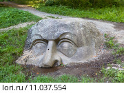 Каменная голова. Парк Лейхтенбергских ("Сергиевка"). Петергоф. (2015 год). Редакционное фото, фотограф Сергей Афанасьев / Фотобанк Лори