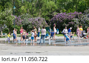 В жаркий летний день люди охлаждаются водой фонтанов (2015 год). Редакционное фото, фотограф Наталья Волкова / Фотобанк Лори