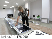 Фотожурналист Владимир Вяткин формирует собственную фотовыставку в Балашихинской галерее (2015 год). Редакционное фото, фотограф Дмитрий Неумоин / Фотобанк Лори