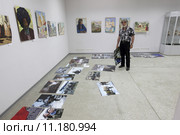 Фотожурналист Владимир Вяткин формирует собственную фотовыставку (2015 год). Редакционное фото, фотограф Дмитрий Неумоин / Фотобанк Лори