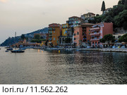 Закат на море в бухте Вильфранш-сюр-Мер, Ницца, Франция - Sunset on the sea in the bay of Villefranche-sur-Mer, Nice, France (2015 год). Стоковое фото, фотограф Арина Мухина / Фотобанк Лори