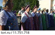Женщины в сарафанах поют суздальский вальс "Спит над рекой Суздаль родной..." во время празднования Дня города в Суздале, Россия (2015 год). Редакционное видео, видеограф Николай Винокуров / Фотобанк Лори