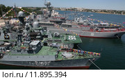 Военные корабли Черноморского флота Российской Федерации стоят у причала в морском порту города Севастополя, Республика Крым (2014 год). Редакционное видео, видеограф Николай Винокуров / Фотобанк Лори