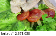Вращающиеся куриные крылышки с помидором и листьями салата. Стоковое видео, видеограф Потийко Сергей / Фотобанк Лори