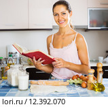 Woman working with dough. Стоковое фото, фотограф Яков Филимонов / Фотобанк Лори