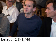 Константин Хабенский и Филипп Янковский (слева направо) во время сбора труппы в Московском Художественном театре (МХТ) имени А.П. Чехова в городе Москве (2015 год). Редакционное фото, фотограф Николай Винокуров / Фотобанк Лори