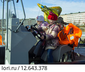 Дети играют за рулем лодки БЛ-680 (2015 год). Редакционное фото, фотограф Вячеслав Палес / Фотобанк Лори