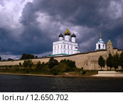 Вид на Троицкий собор Псковского Кремля (2008 год). Редакционное фото, фотограф Инна Свиристель / Фотобанк Лори