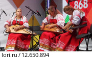 Концерт ансамбля гусляров на Лемешевской поляне в Серебряном бору. Москва. День города (2015 год). Редакционное видео, видеограф Сергей Соболев / Фотобанк Лори