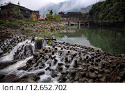 Dam on rural river, wooden houses and covered carved bridge Юго-западный Китай, Сицзян, самая большая в провинции Гуйчжоу деревня национального меньшинства Мяо, плотина на деревенской речке и крытый резной мост Ветра и Дождя (2010 год). Стоковое фото, фотограф Владимир Григорьев / Фотобанк Лори