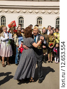 Женщина танцует с ветераном, 9 мая 2015 года. Редакционное фото, фотограф Михаил Ворожцов / Фотобанк Лори