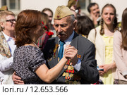 Женщина танцует с ветераном. 9 мая 2015 года. Редакционное фото, фотограф Михаил Ворожцов / Фотобанк Лори