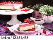 Порция вкусного праздничного торта - малиновый двухслойный чизкейк, украшен шоколадной глазурью и свежими ягодами. Стоковое фото, фотограф Ekaterina Smirnova / Фотобанк Лори