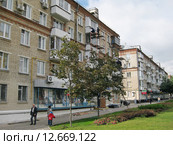 Москва, Каширское шоссе, д.50. Застекление и отделка балконов пластиком (2015 год). Редакционное фото, фотограф Елена Коромыслова / Фотобанк Лори