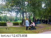 Митингующие жители САО в Парке Дружба против строительства футбольного поля. Район метро Речной Вокзал, Москва (2015 год). Редакционное фото, фотограф Наталья Федорова / Фотобанк Лори