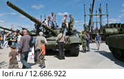 Международный военно-технический форум "Армия-2015". Кубинка, военно-патриотический парк "Патриот". Посетители осматривают бронетехнику. Редакционное видео, видеограф Игорь Долгов / Фотобанк Лори