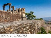 Разрушенный храм в Kumbhalgarh fort, Раджастан, Индия, Азия (2012 год). Стоковое фото, фотограф photoff / Фотобанк Лори