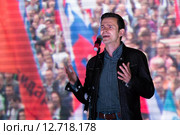Либеральный политик Илья Яшин выступает со сцены на Митинге за сменяемость власти в районе Марьино города Москвы (2015 год). Редакционное фото, фотограф Николай Винокуров / Фотобанк Лори