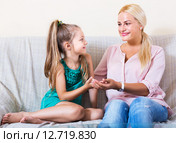 Woman and little girl having conversation. Стоковое фото, фотограф Яков Филимонов / Фотобанк Лори