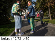 Девушки одетые в одежду времен девяностых годов двадцатого века идут по парку искусств "Музеон" во время фестиваля "Остров 90х" в городе Москве, Россия (2015 год). Редакционное фото, фотограф Николай Винокуров / Фотобанк Лори