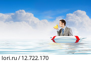 Businessman with duck. Стоковое фото, фотограф Sergey Nivens / Фотобанк Лори