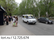 Волгоград. Волгоградцы на остановке у метро Комсомольская, улица проспект Ленина (2015 год). Редакционное фото, фотограф Дмитрий Неумоин / Фотобанк Лори